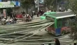 Kinh hoàng hàng trăm thân tre lao xuyên cửa kính xe bus